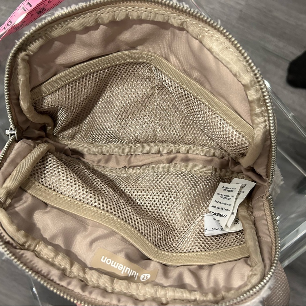 NWOT Lululemon Sherpa Fleece Beltbag Cream/White Fannypack - Picture 6 of 13